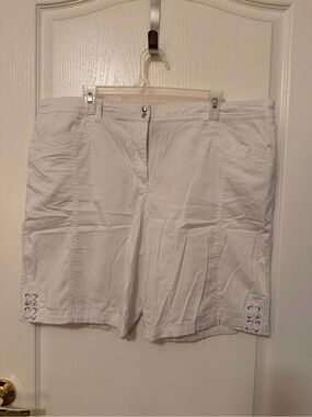 Karen Scott White Cotton Bermuda Shorts with Eyelet Accent